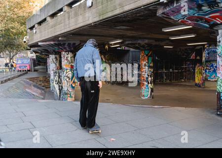 London, England - 9. Dezember 2022: Jugendliche Skateboarden in einem Skatepark in London, England *** Jugendliches fahren Skateboard in einem Skatepark in London, England Stockfoto