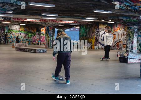 London, England - 9. Dezember 2022: Jugendliche Skateboarden in einem Skatepark in London, England *** Jugendliches fahren Skateboard in einem Skatepark in London, England Stockfoto