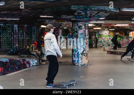 London, England - 9. Dezember 2022: Jugendliche Skateboarden in einem Skatepark in London, England *** Jugendliches fahren Skateboard in einem Skatepark in London, England Stockfoto