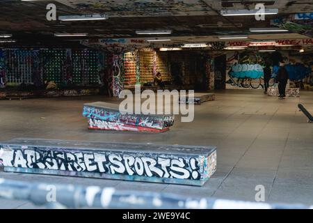 London, England - 9. Dezember 2022: Jugendliche Skateboarden in einem Skatepark in London, England *** Jugendliches fahren Skateboard in einem Skatepark in London, England Stockfoto