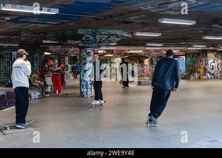 London, England - 9. Dezember 2022: Jugendliche Skateboarden in einem Skatepark in London, England *** Jugendliches fahren Skateboard in einem Skatepark in London, England Stockfoto