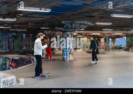 London, England - 9. Dezember 2022: Jugendliche Skateboarden in einem Skatepark in London, England *** Jugendliches fahren Skateboard in einem Skatepark in London, England Stockfoto