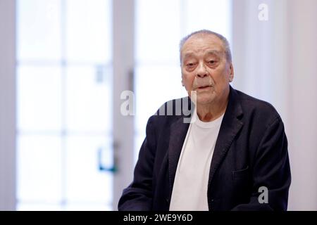 Künstler Günther Uecker 93 gibt Einblicke in seine Arbeit an den neuen Kirchenfenstern für den Schweriner Dom im Düsseldorfer Goethe-Museum. Den Arbeitsprozess und besondere Ausstellungsstücke dazu präsentiert das Goethe-Museum Düsseldorf in seiner Sonderausstellung Lichtbogen. Düsseldorf, 24.01.2024 NRW Deutschland *** der Künstler Günther Uecker 93 gibt Einblicke in seine Arbeit an den neuen Kirchenfenstern für den Schweriner Dom im Goethe-Museum Düsseldorf das Goethe-Museum Düsseldorf präsentiert den Arbeitsprozess und die Sonderausstellungen in seiner Sonderausstellung Lichtbogen Düsseldorf, 24 01 20 Stockfoto