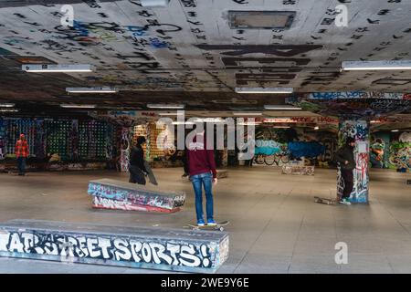 London, England - 9. Dezember 2022: Jugendliche Skateboarden in einem Skatepark in London, England *** Jugendliches fahren Skateboard in einem Skatepark in London, England Stockfoto