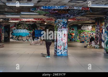 London, England - 9. Dezember 2022: Jugendliche Skateboarden in einem Skatepark in London, England *** Jugendliches fahren Skateboard in einem Skatepark in London, England Stockfoto