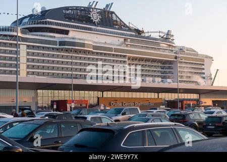 Hamburg, Deutschland - 11. Dezember 2022: Kreuzfahrtterminal Cruise Center Steinwerder in Hamburg mit vielen parkenden Autos auf dem Parkplatz und einem MSC Kreuzfahrtschiff *** Kreuzfahrtterminal Cruise Center Steinwerder in Hamburg mit vielen parkenden Autos auf dem Parkplatz und einem MSC Kreuzfahrtschiff Stockfoto