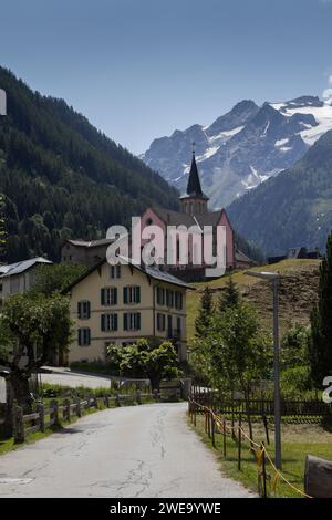 Blick auf das Dorf Trient und die pinkfarbene Kirche in Martigny, Wallis in der Schweiz. Mit wunderschönen Bergen im Hintergrund. Es ist ein beliebtes Touristenziel Stockfoto