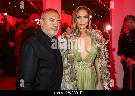 Paris, Frankreich. Januar 2024. Der libanesische Modedesigner Elie Saab posierte mit der US-amerikanischen Sängerin Jennifer Lopez nach seiner Show im Rahmen der Haute Couture Spring/Summer 2024 Week am 24. Januar 2024 im Palais de Tokyo in Paris. Foto: Ammar Abd Rabbo/ABACAPRESS.COM Credit: Abaca Press/Alamy Live News Stockfoto