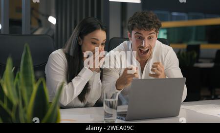 Geschäftskollegen Kollegen Partner Büroangestellte Geschäftsfrau und Geschäftsmann gewinnen mit Laptop Unternehmenserfolg gutes Ergebnis Finanzwachstum Stockfoto