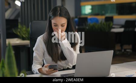 Schockiert verwirrt verärgert enttäuscht Geschäftsfrau kaukasische Managerin Mädchen Geschäftsfrau Arbeitgeber Büroangestellte las schlechte Nachrichten lehnte Bankanzeige ab Stockfoto