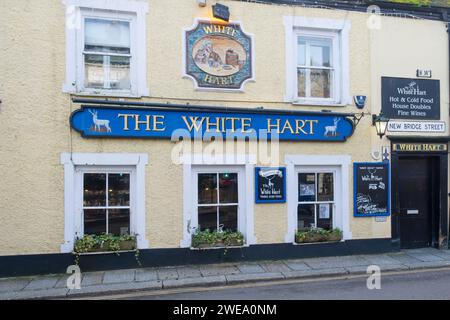 Die Fassade des historischen White Hart Pub Pub Pub House aus dem 18. Jahrhundert in der New Bridge Street; Truro City Centre in Cornwall, Großbritannien. Stockfoto