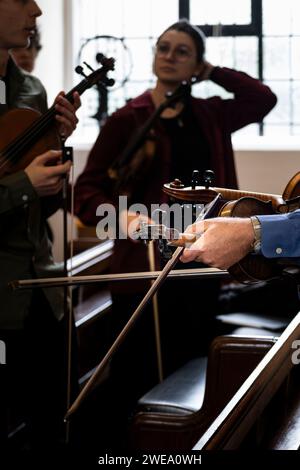 Musiker, die ihre Geigen halten. Stockfoto