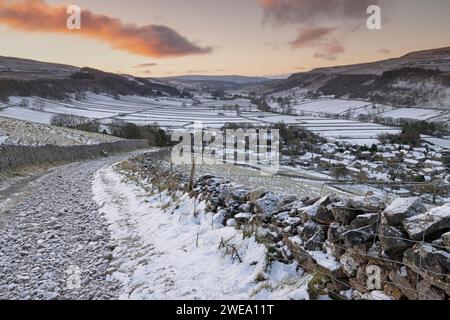 Schneebedeckter Blick von Cam Head, einer Straße über dem Dorf Kettlewell in Upper-Wharfedale, Großbritannien Stockfoto