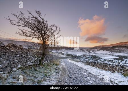 Schneebedeckter Blick von Cam Head, einer Straße über dem Dorf Kettlewell in Upper-Wharfedale, Großbritannien Stockfoto