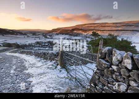 Schneebedeckter Blick von Cam Head, einer Straße über dem Dorf Kettlewell in Upper-Wharfedale, Großbritannien Stockfoto