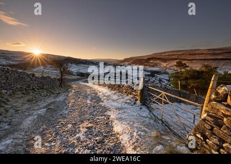 Schneebedeckter Blick von Cam Head, einer Straße über dem Dorf Kettlewell in Upper-Wharfedale, Großbritannien Stockfoto