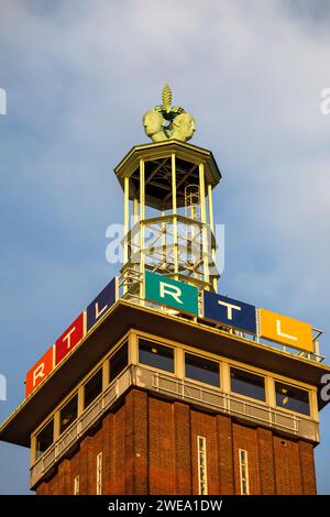 Logo der Mediengruppe RTL auf dem alten Messeturm im Kölner Stadtteil Deutz. Logo der RTL Mediengruppe auf dem alten Messeturm Stockfoto