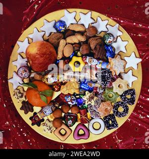 Weihnachtsteller mit Süssigkeiten, Marzipan, Schokolade, Figuren Stockfotografie