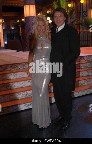 Aufzeichnung der Musikauszeichnung der deutschen Musikbranche für deutschsprachige Interpreten 'die Goldene Stimmgabel' mit dabei: Schlagerstar Chris Roberts und seine Frau Claudia, Deutschland 2002. Stockfoto