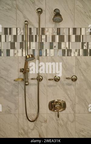 Luxuriöses Duschsystem mit Marmorwänden und Mosaikfliesen Stockfoto
