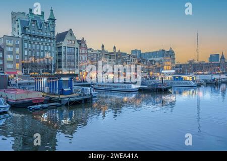 Kanalkreuzboote in Damak Amsterdam Stockfoto