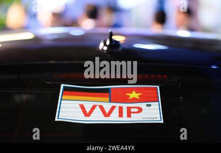 24. Januar 2024, Vietnam, Ho-Chi-Minh-Stadt (saigon): „VVIP“ steht auf einem Schild in der Limousine von Bundespräsident Steinmeier. Bundespräsident Steinmeier und seine Frau besuchen Vietnam und Thailand während einer viertägigen Reise nach Südostasien. Foto: Bernd von Jutrczenka/dpa Stockfoto