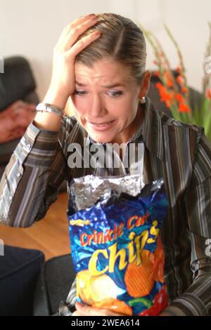 Die deutsche Comedyserie Sketchserie mit Komikerin und Schauspielerin Anke Engelke hier der Sketch: Chips, Deutschland 2003. Stockfoto