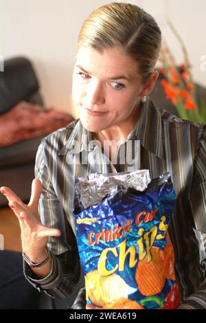 Die deutsche Comedyserie Sketchserie mit Komikerin und Schauspielerin Anke Engelke hier der Sketch: Chips, Deutschland 2003. Stockfoto