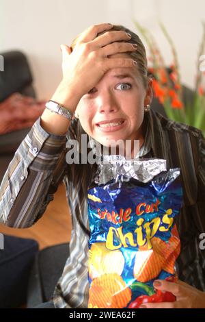 Die deutsche Comedyserie Sketchserie mit Komikerin und Schauspielerin Anke Engelke hier der Sketch: Chips, Deutschland 2003. Stockfoto