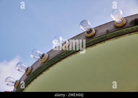 Vintage-Glühbirnen Im Festzelt Gegen Den Blauen Himmel, Retro-Schilder Stockfoto