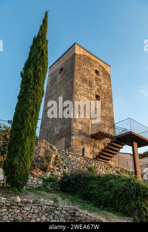 Almudaina Turm, erbaut in mittelalterlichen islamischen Zeiten, Dorf Almudaina, Alicante, Costa Blanca, Spanien – Stockfoto Stockfoto