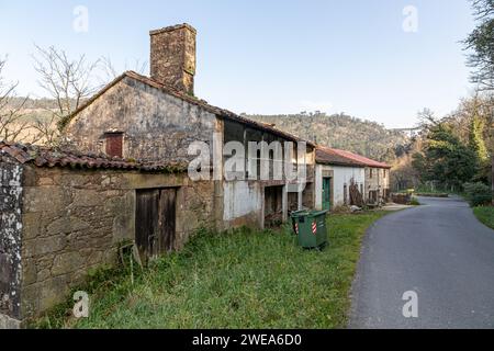 A Ponte Ulla, Spanien. Ländliche Landschaft und traditionelle Häuser und Bauten im Dorf Ponte Ulla in Vedra, Galicien Stockfoto