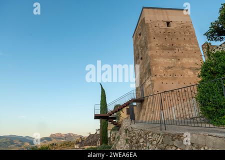 Almudaina Turm, erbaut in mittelalterlichen islamischen Zeiten, Dorf Almudaina, Alicante, Costa Blanca, Spanien – Stockfoto Stockfoto