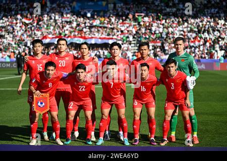 Doha. Januar 2024. Startspieler aus Vietnam posieren für Fotos vor dem Spiel der Gruppe D zwischen Irak und Vietnam beim AFC Asian Cup Qatar 2023 im Jassim bin Hamad Stadium in Doha, Katar, 24. Januar 2024. Quelle: Sun Fanyue/Xinhua/Alamy Live News Stockfoto