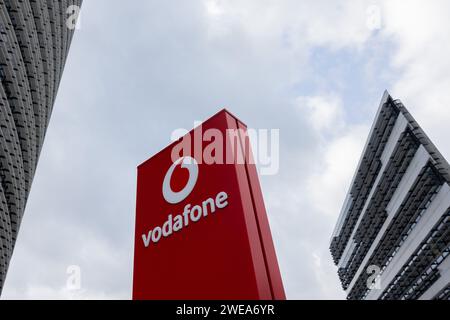 Düsseldorf, Deutschland. Januar 2024. Ansicht des Hauptsitzes des Mobilfunkanbieters Vodafone, des Vodafone Campus. Quelle: Rolf Vennenbernd/dpa/Alamy Live News Stockfoto