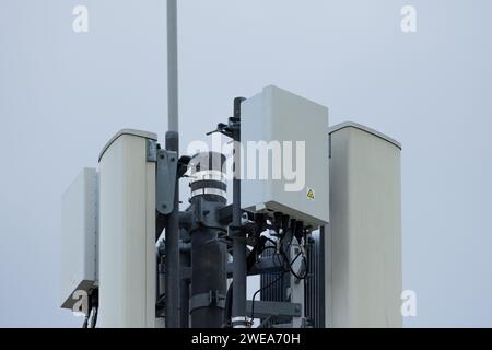 Düsseldorf, Deutschland. Januar 2024. Auf dem Dach einer Parkgarage steht ein Mobilfunkmast des Telekommunikationsunternehmens Vodafone mit Mobilfunkantennen für LTE (gestreckt) und 5G (quadratisch). Quelle: Rolf Vennenbernd/dpa/Alamy Live News Stockfoto