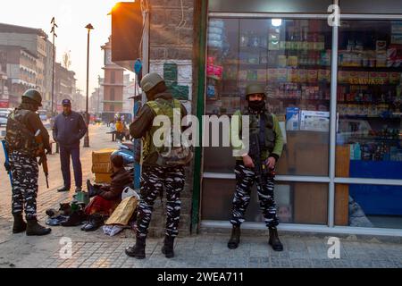 Srinagar, Indien. Januar 2024. Indische paramilitärische Truppen patrouillieren zusammen mit einem Schnüffelhund vor dem Indischen Tag der Republik durch die Straßen. Die indischen Behörden im Kaschmir-Tal haben die Sicherheitsmaßnahmen verstärkt, um störende Aktivitäten im Vorfeld der Feierlichkeiten zum Tag der Republik am 26. Januar zu unterbinden. Mit Drohnen und hochauflösenden CCTV-Kameras, die Bewegungen in Echtzeit überwachen, wurden die Fahrzeugfetzen und Inspektionen verstärkt. Der Tag der Republik feiert den Jahrestag der Verabschiedung der indischen Verfassung am 26. Januar 1950. Quelle: SOPA Images Limited/Alamy Live News Stockfoto