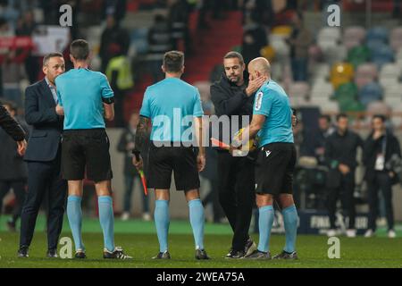 Leiria, Portugal. Januar 2024. Leiria, 23/2024 - Fußball, Finale Four Allianz CUP 2023/24: Das Leiria Municipal Stadium war Austragungsort des ersten Halbfinalspiels zwischen SC Braga und Sporting CP. Artur Jorge und die Schiedsrichter. (Nuno Brites/Global Imagens) Credit: Atlantico Press/Alamy Live News Stockfoto