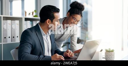 Diskussion, Laptop- und Geschäftsleute im Büro, die für ein Collaboration-Projekt recherchieren. Technologie, Teamarbeit und professionelle Anwälte arbeiten Stockfoto