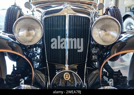 Classic Car Chrome Grille and Headlights Close-Up Stockfoto