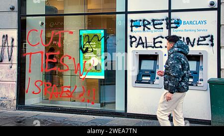 Glasgow, Schottland, Großbritannien. Januar 2024. Barclays Graffiti mit Völkermord als Anti-israel-Slogans sind auf die Bankfassade in der Argyle Street im Stadtzentrum gemalt. Credit Gerard Ferry/Alamy Live News Stockfoto