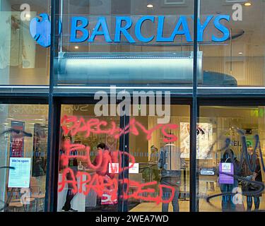 Glasgow, Schottland, Großbritannien. Januar 2024. Barclays Graffiti mit Völkermord als Anti-israel-Slogans sind auf die Bankfassade in der Argyle Street im Stadtzentrum gemalt. Credit Gerard Ferry/Alamy Live News Stockfoto