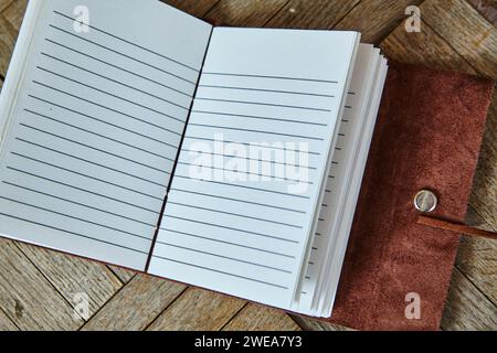 Vintage-Leder-Tagebuch auf hölzernem Hintergrund Stockfoto