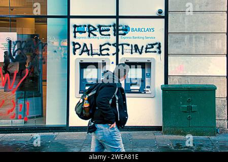 Glasgow, Schottland, Großbritannien. Januar 2024. Barclays Graffiti mit Völkermord als Anti-israel-Slogans sind auf die Bankfassade in der Argyle Street im Stadtzentrum gemalt. Credit Gerard Ferry/Alamy Live News Stockfoto