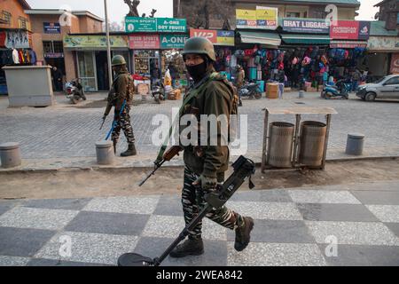Indische paramilitärische Truppen patrouillieren vor Indiens Republiktag auf den Straßen. Die indischen Behörden im Kaschmir-Tal haben die Sicherheitsmaßnahmen verstärkt, um störende Aktivitäten im Vorfeld der Feierlichkeiten zum Tag der Republik am 26. Januar zu unterbinden. Mit Drohnen und hochauflösenden CCTV-Kameras, die Bewegungen in Echtzeit überwachen, wurden die Fahrzeugfetzen und Inspektionen verstärkt. Der Tag der Republik feiert den Jahrestag der Verabschiedung der indischen Verfassung am 26. Januar 1950. (Foto: Faisal Bashir/SOPA Images/SIPA USA) Stockfoto