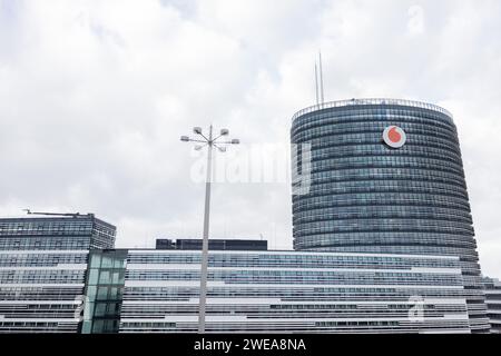 Düsseldorf, Deutschland. Januar 2024. Ansicht des Hauptsitzes des Mobilfunkanbieters Vodafone, des Vodafone Campus. Quelle: Rolf Vennenbernd/dpa/Alamy Live News Stockfoto