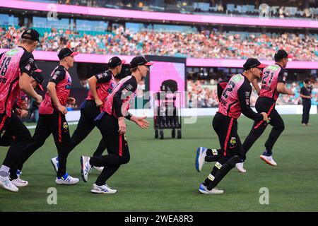 24. Januar 2024; Sydney Cricket Ground, Sydney, NSW, Australien: Big Bash T20 League Finale, Sydney Sixers gegen Brisbane Heat; Sixers Spieler laufen auf das Feld Stockfoto