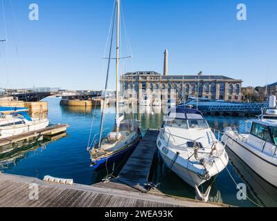 Der Hafen und die Gebäude des Royal William Yard in Plymouth, Großbritannien, wurden nun für Wohn- und andere Zwecke genutzt Stockfoto