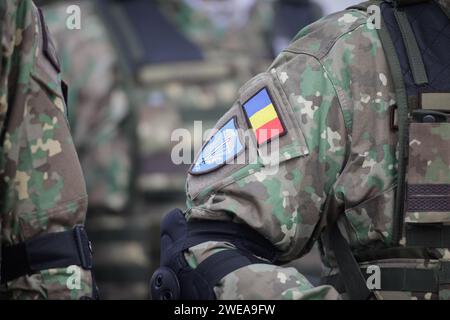 Bukarest, Rumänien - 24. Januar 2024: Details mit einem rumänischen Fallschirmjäger-Armband auf der Uniform eines Soldaten. Stockfoto