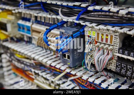 Industrieller Ethernet-Switch und Verkabelung in Nahaufnahme im Serverraum Stockfoto